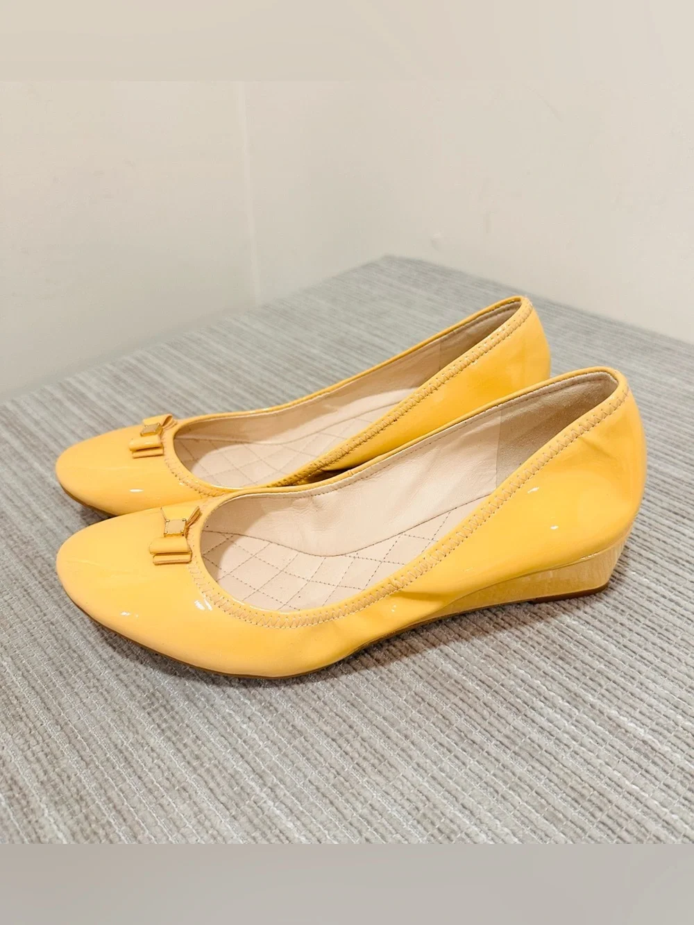 Cole Haan Tali Yellow Patent Leather Wedge Pumps Bow Accent Women's Size 7B